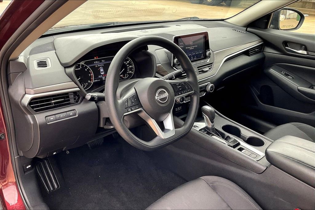 Used 2025 Nissan Altima 2.5 SV image 14