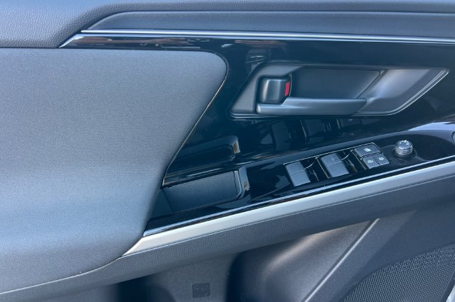 Certified 2023 Subaru Solterra AWD image 11