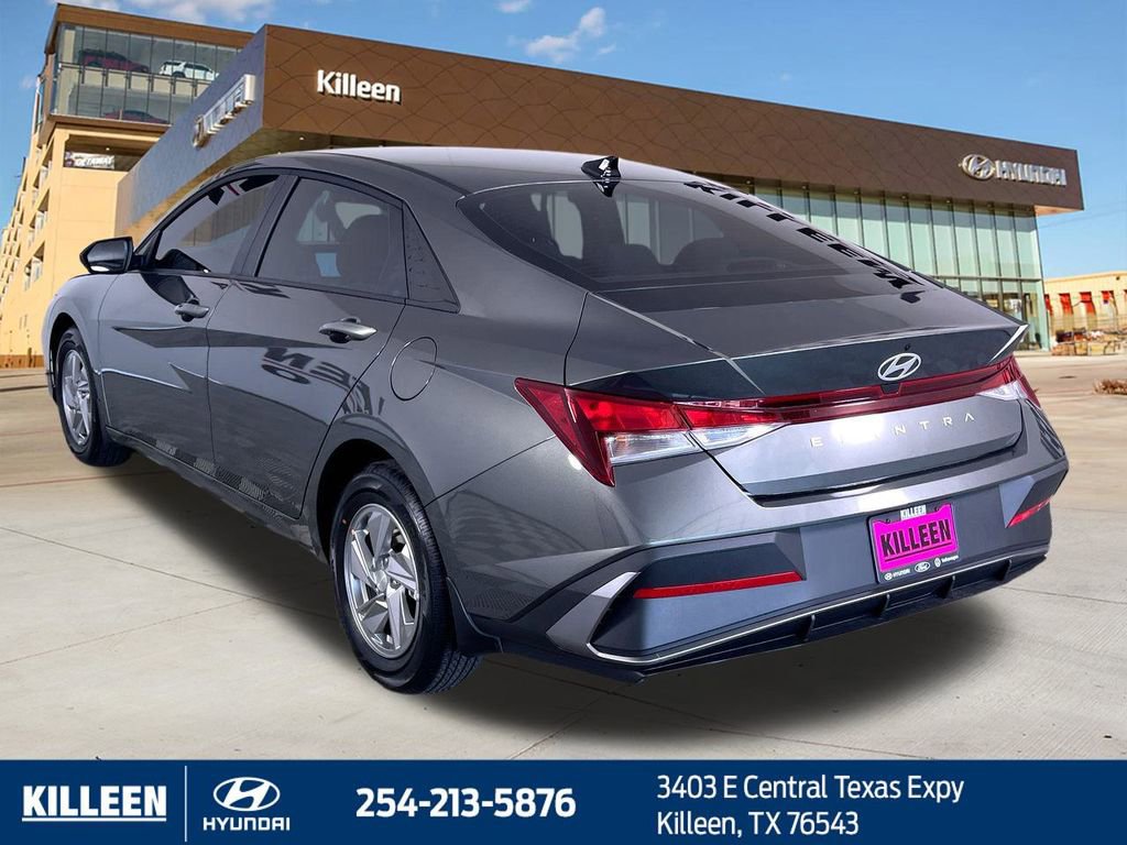 Used 2025 Hyundai Elantra SE image 6
