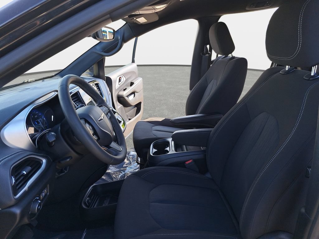 Used 2023 Chrysler Pacifica Touring FWD image 18