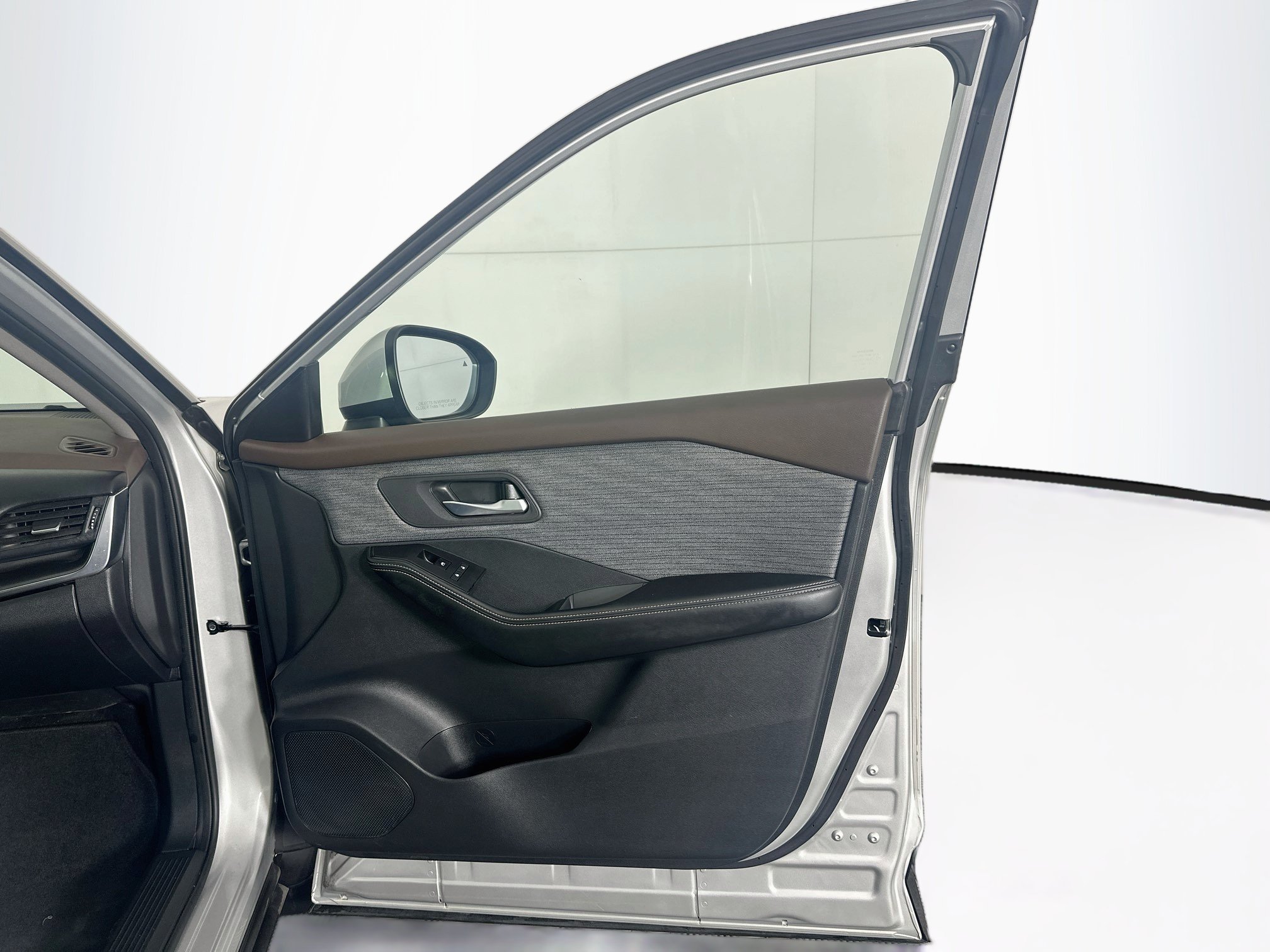 Used 2023 Nissan Rogue SV FWD image 31
