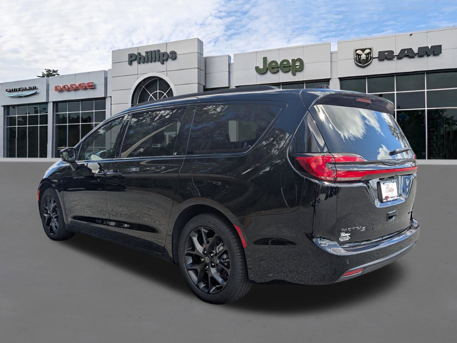 New 2026 Chrysler Pacifica Limited image 5
