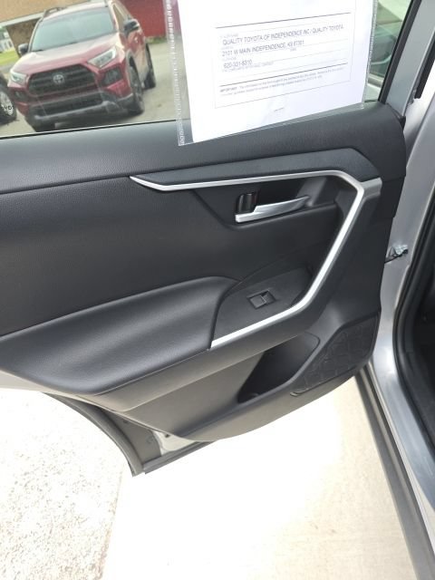 Used 2025 Toyota RAV4 XLE AWD/4WD image 19