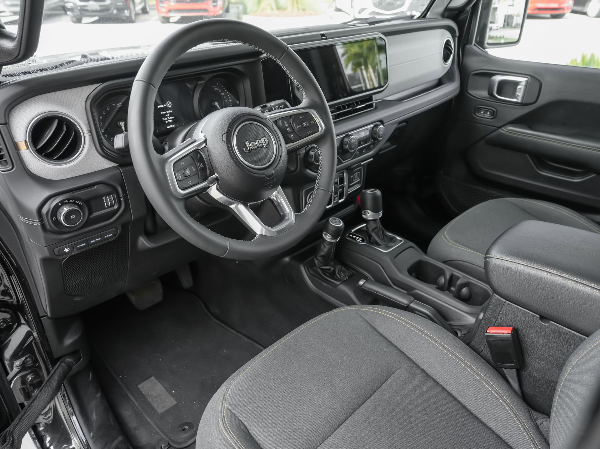 Used 2025 Jeep Wrangler Unlimited Sahara w/ Safety Group AWD/4WD image 16