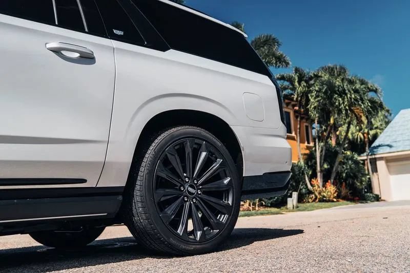 Used 2025 Cadillac Escalade ESV V AWD/4WD image 7