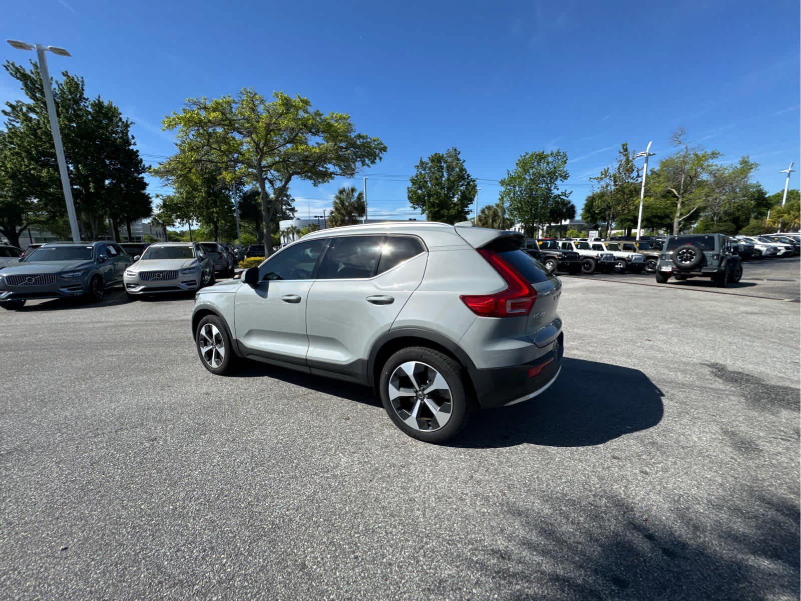 Used 2024 Volvo XC40 B5 Core w/ Climate Package image 16