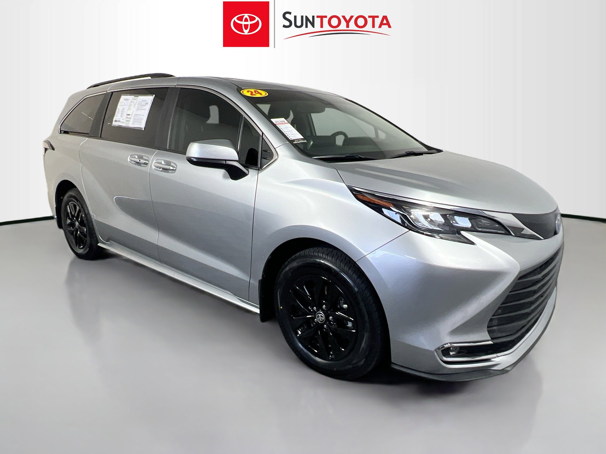 Used 2024 Toyota Sienna XLE FWD image 1