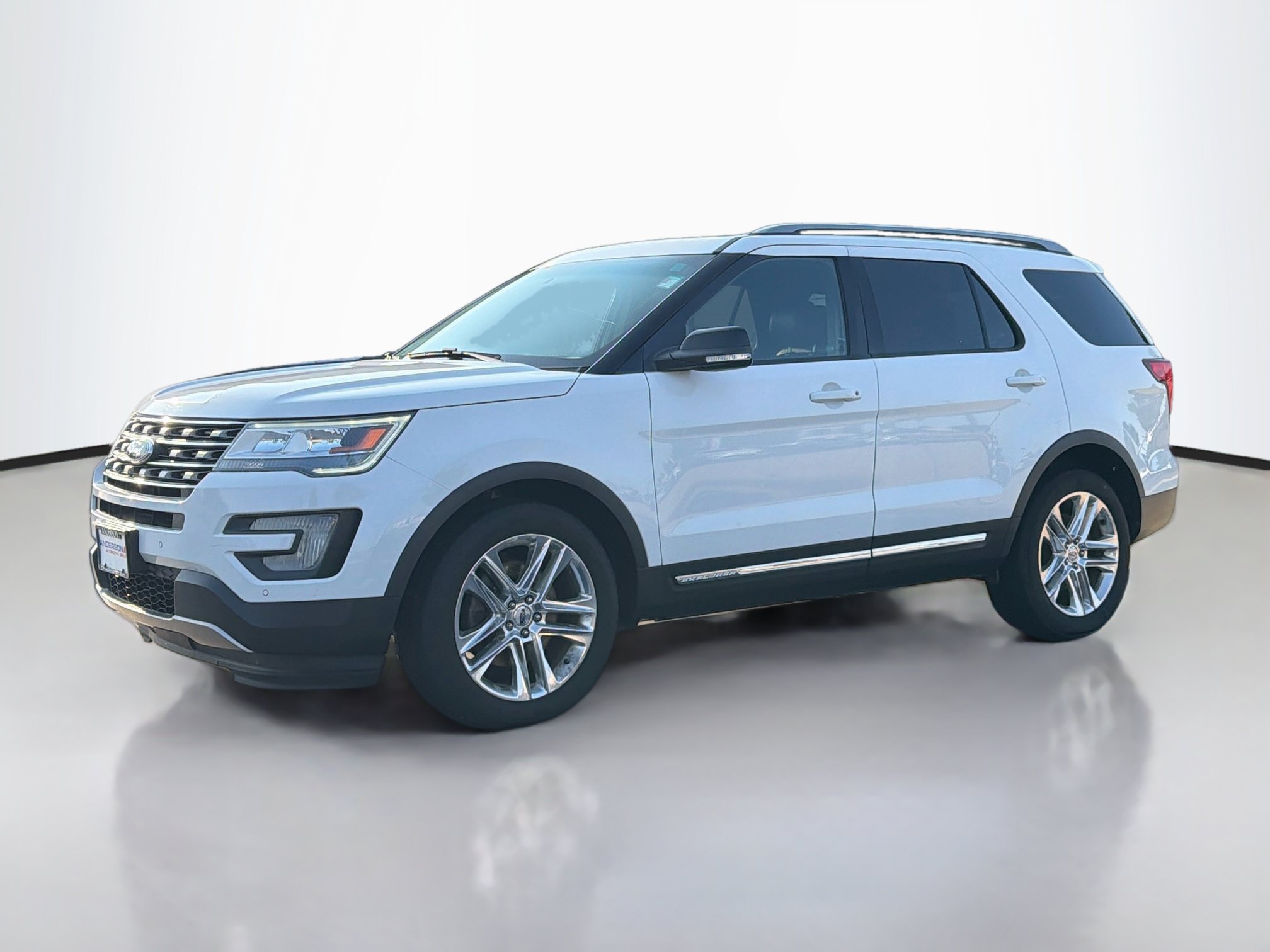 Used 2016 Ford Explorer XLT w/ Equipment Group 202A AWD/4WD image 3