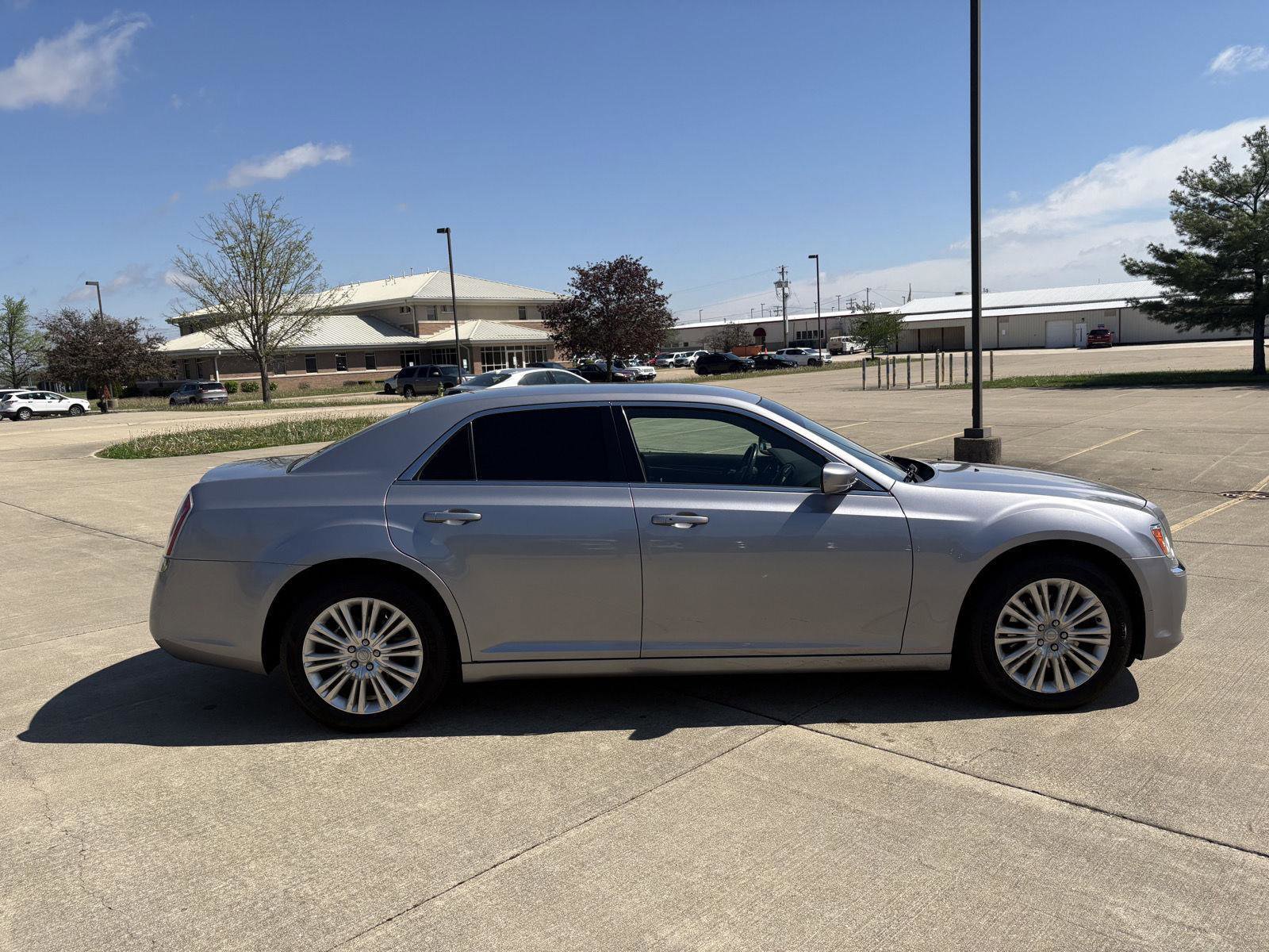 Used 2014 Chrysler 300 AWD w/ Driver Convenience Group image 21
