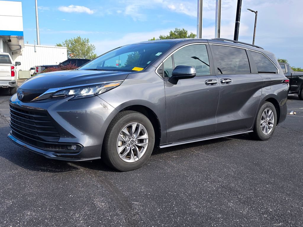 Used 2025 Toyota Sienna XLE FWD image 2