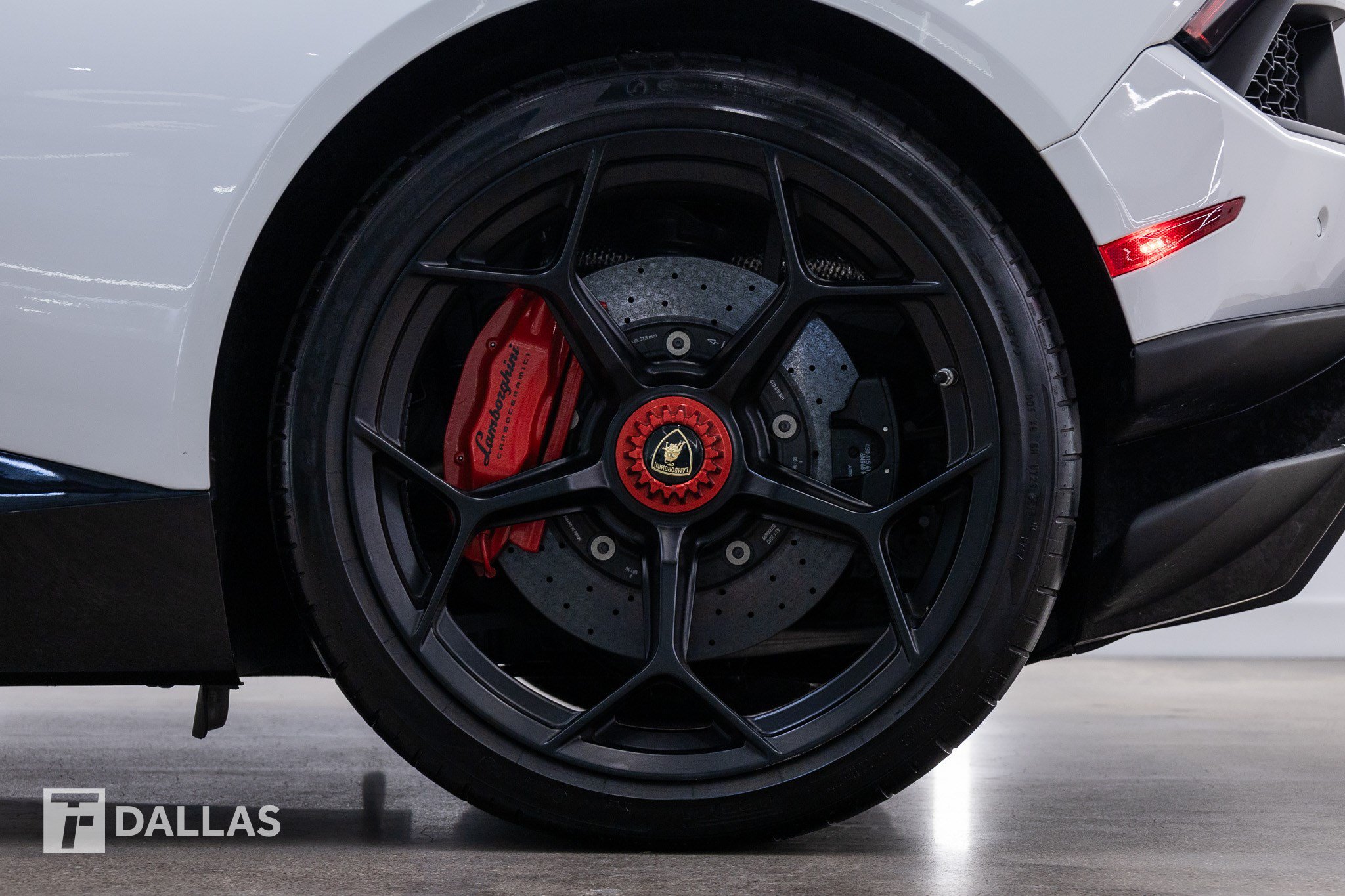 Used 2018 Lamborghini Huracan Performante AWD/4WD image 5