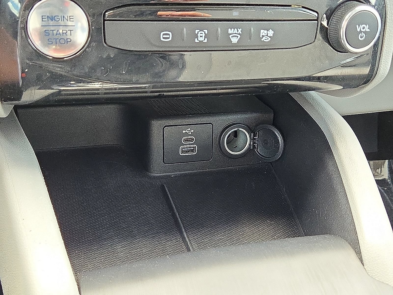 Used 2025 Ford Escape SE FWD image 30