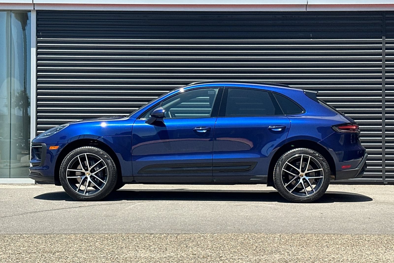 Used 2024 Porsche Macan AWD/4WD image 2