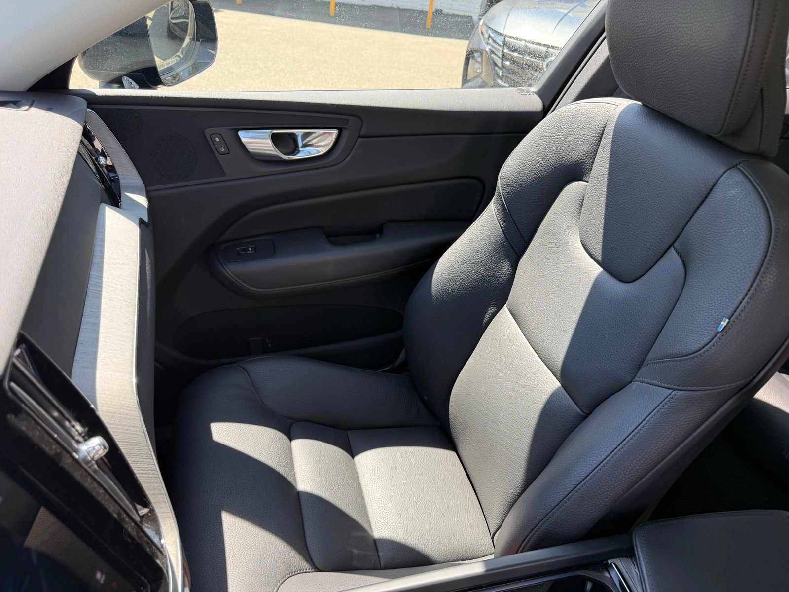 Used 2025 Volvo XC60 B5 Plus image 15