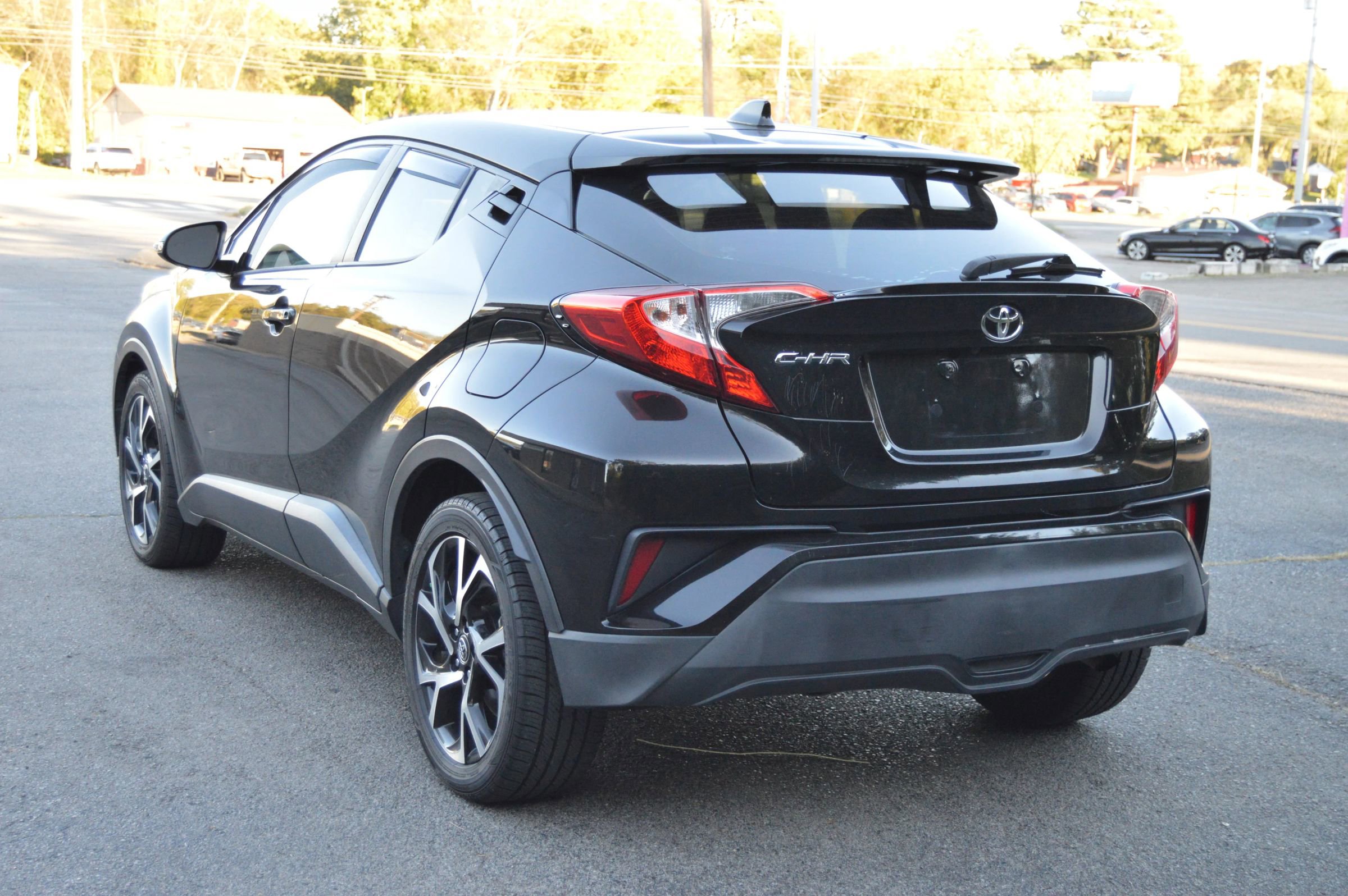 Used 2019 Toyota C-HR XLE image 4