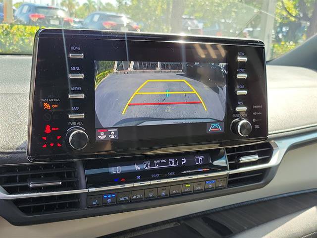 Used 2023 Toyota Sienna Limited FWD image 61