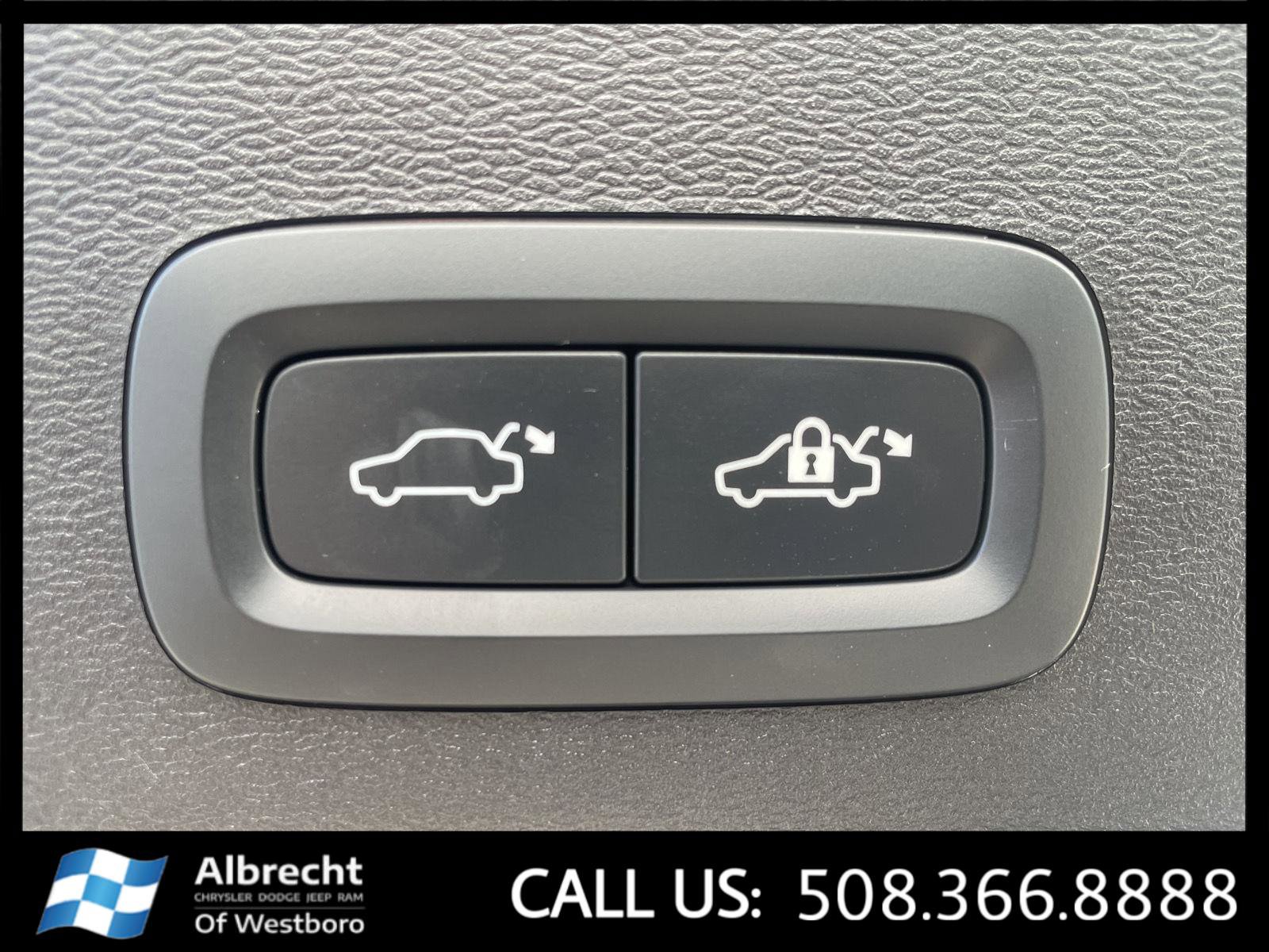 Used 2024 Volvo XC40 B5 Ultimate w/ Climate Package AWD/4WD image 16