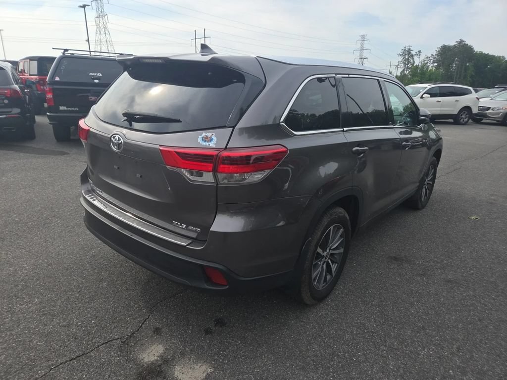 Used 2019 Toyota Highlander XLE AWD/4WD image 3
