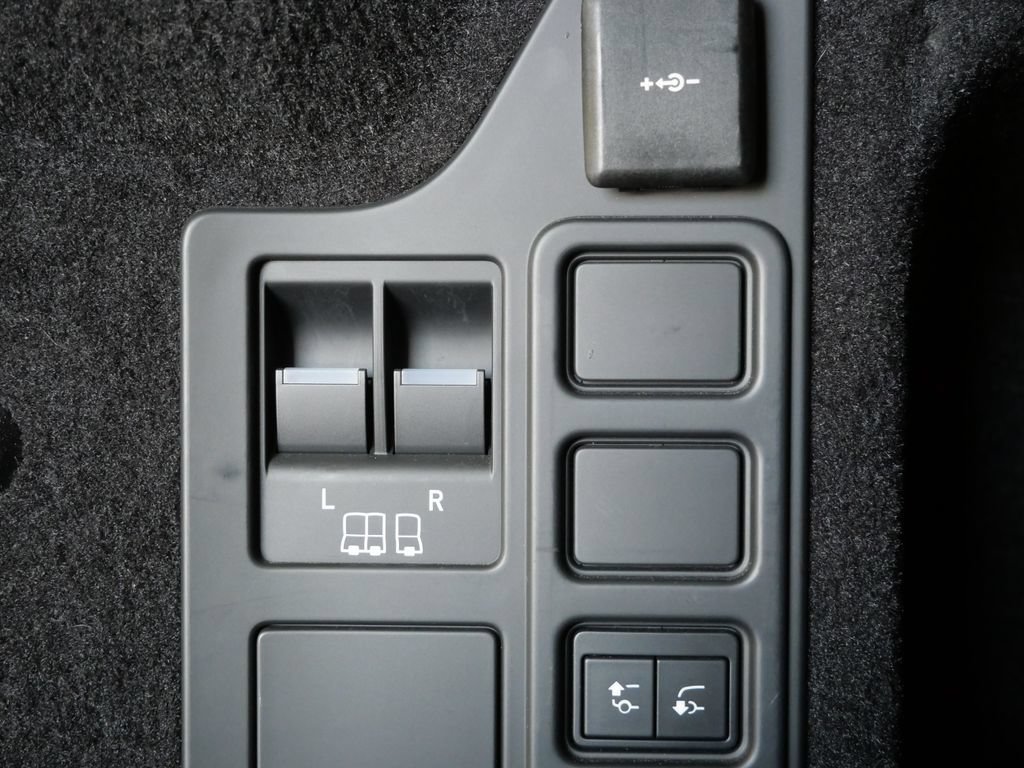 Used 2025 Land Rover Discovery S AWD/4WD image 30