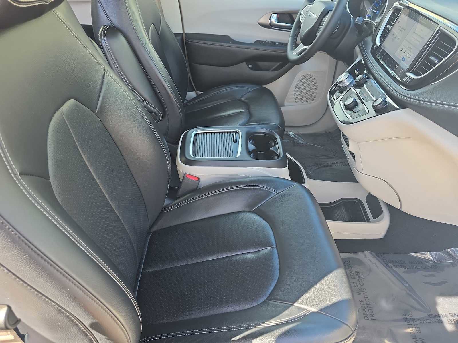Used 2022 Chrysler Pacifica Touring-L image 18