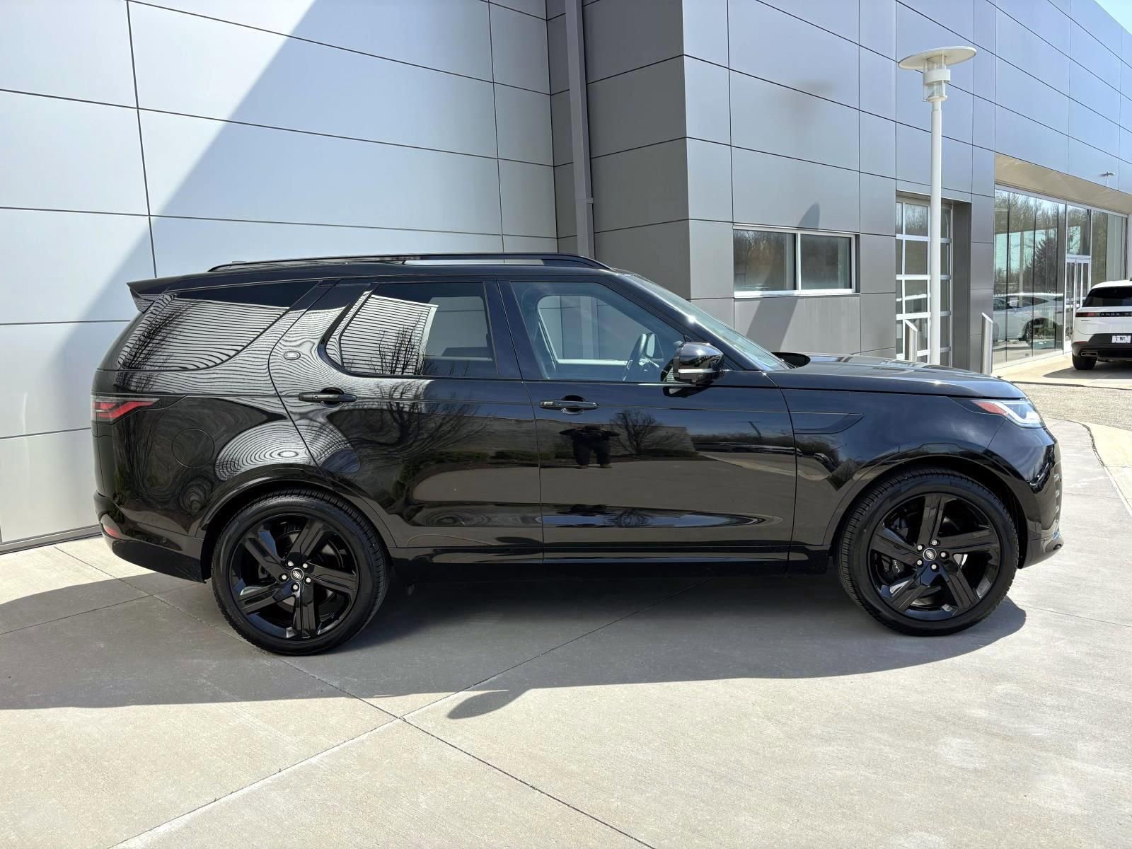 Used 2025 Land Rover Discovery Metropolitan Edition AWD/4WD image 4