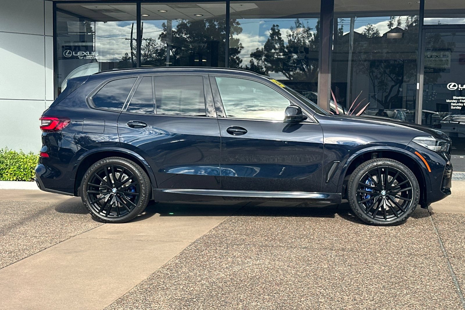 Used 2023 BMW X5 M50i w/ Climate Comfort Package AWD/4WD image 3