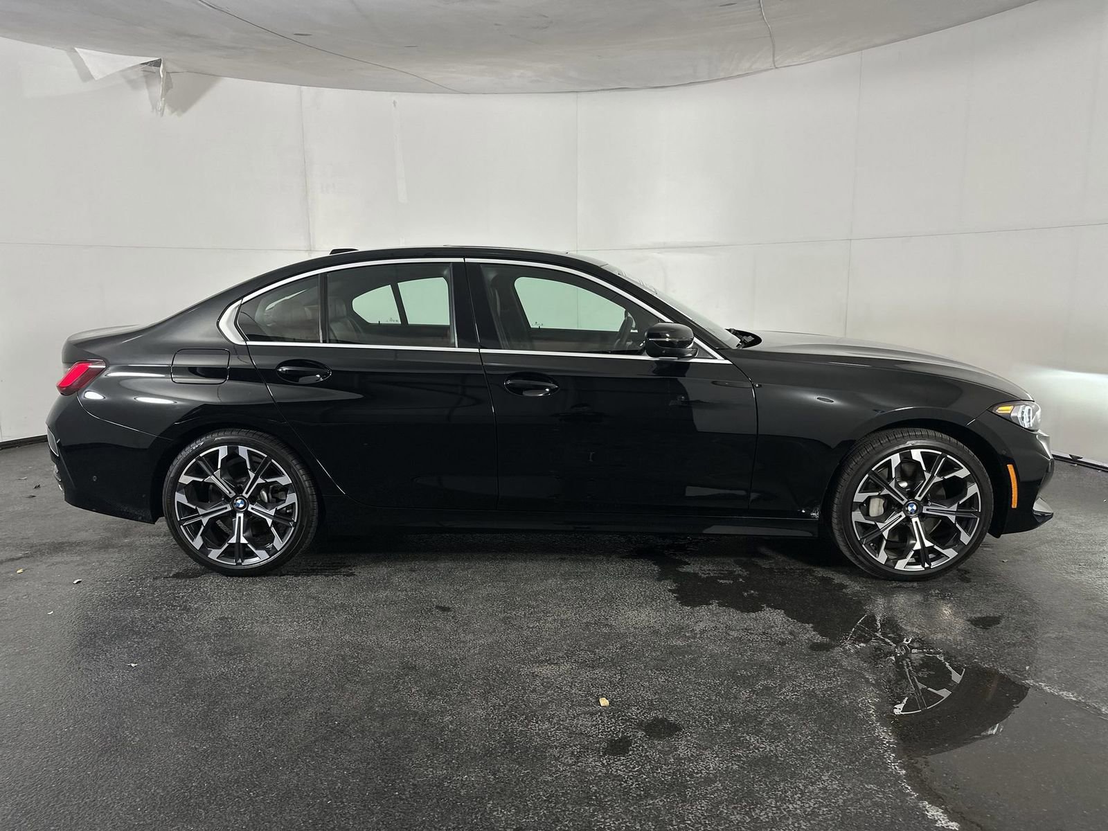 Used 2025 BMW 330i Sedan w/ Premium Package image 9