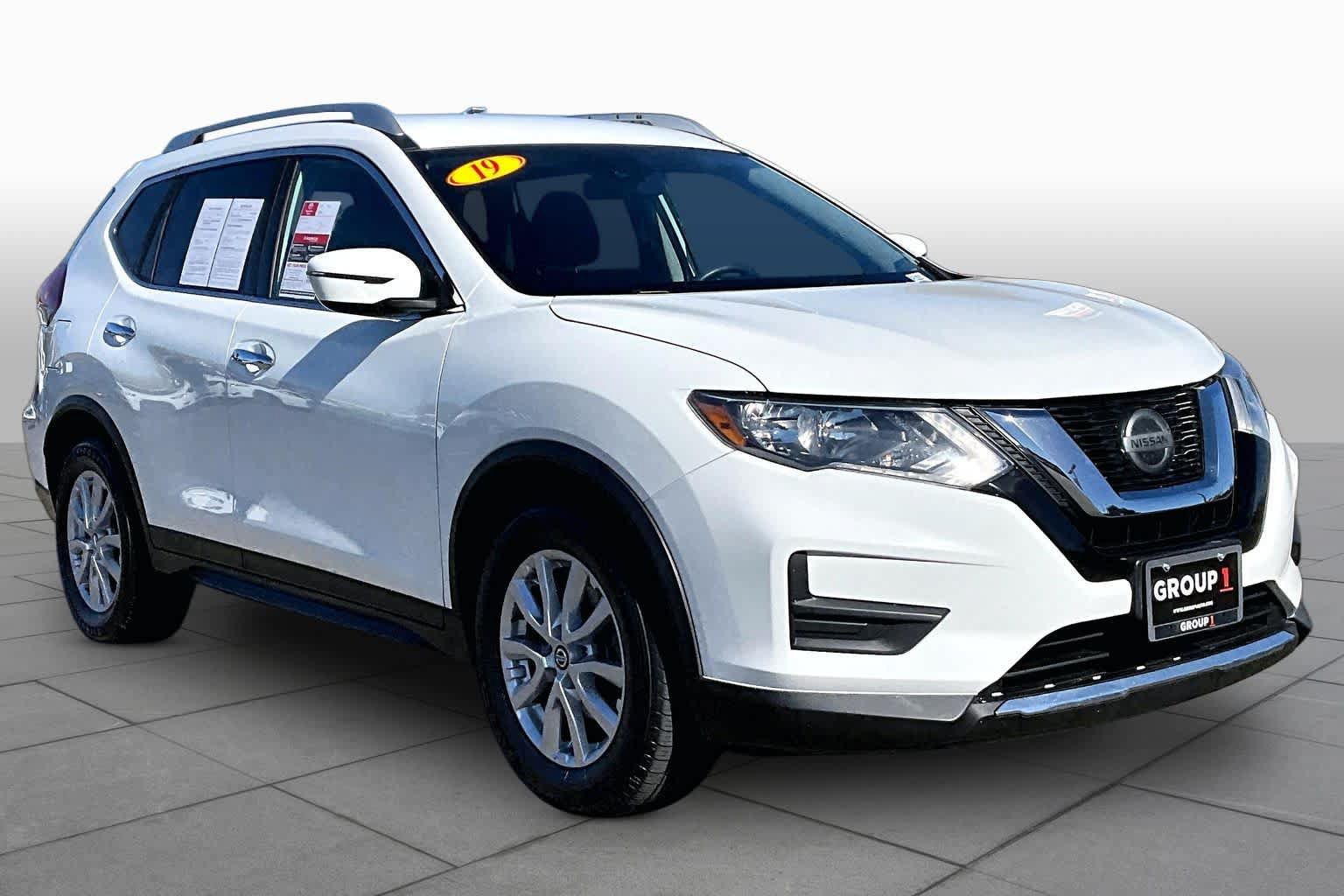 Used 2019 Nissan Rogue SV FWD image 2