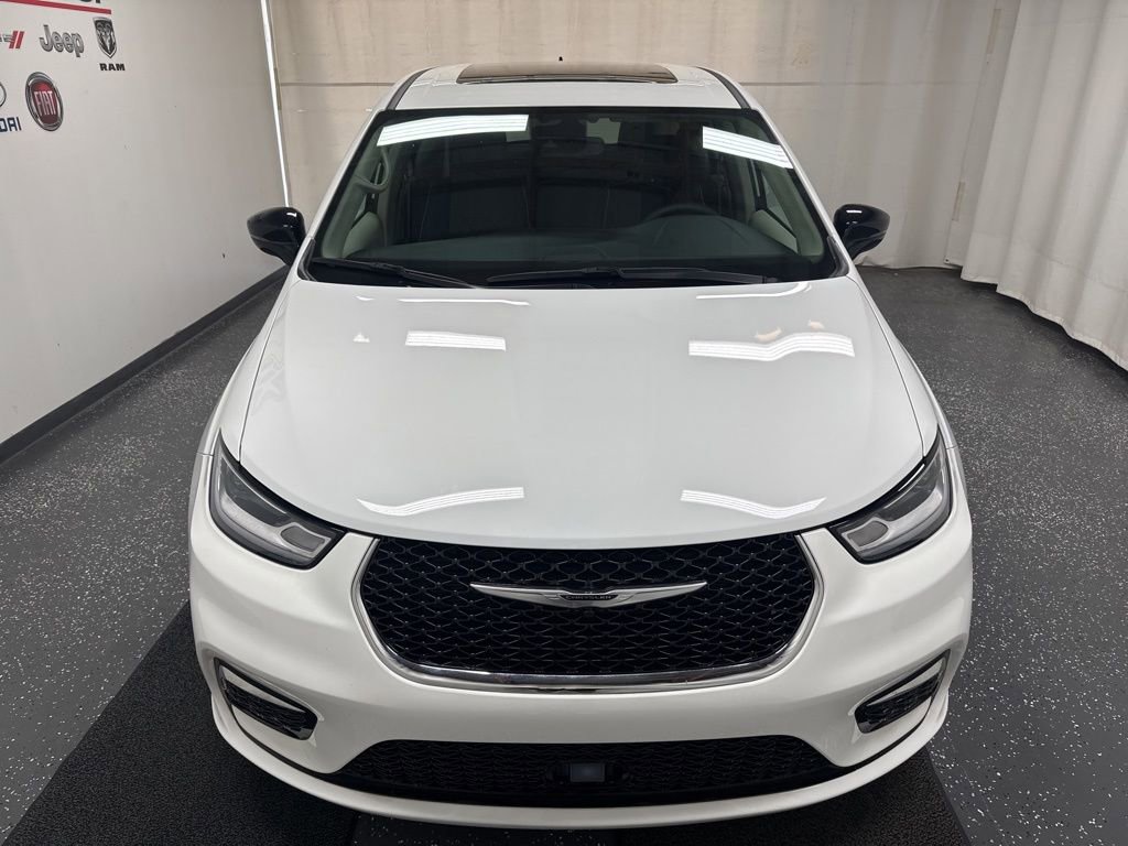 Used 2024 Chrysler Pacifica Limited w/ Uconnect Theater Family Group image 3