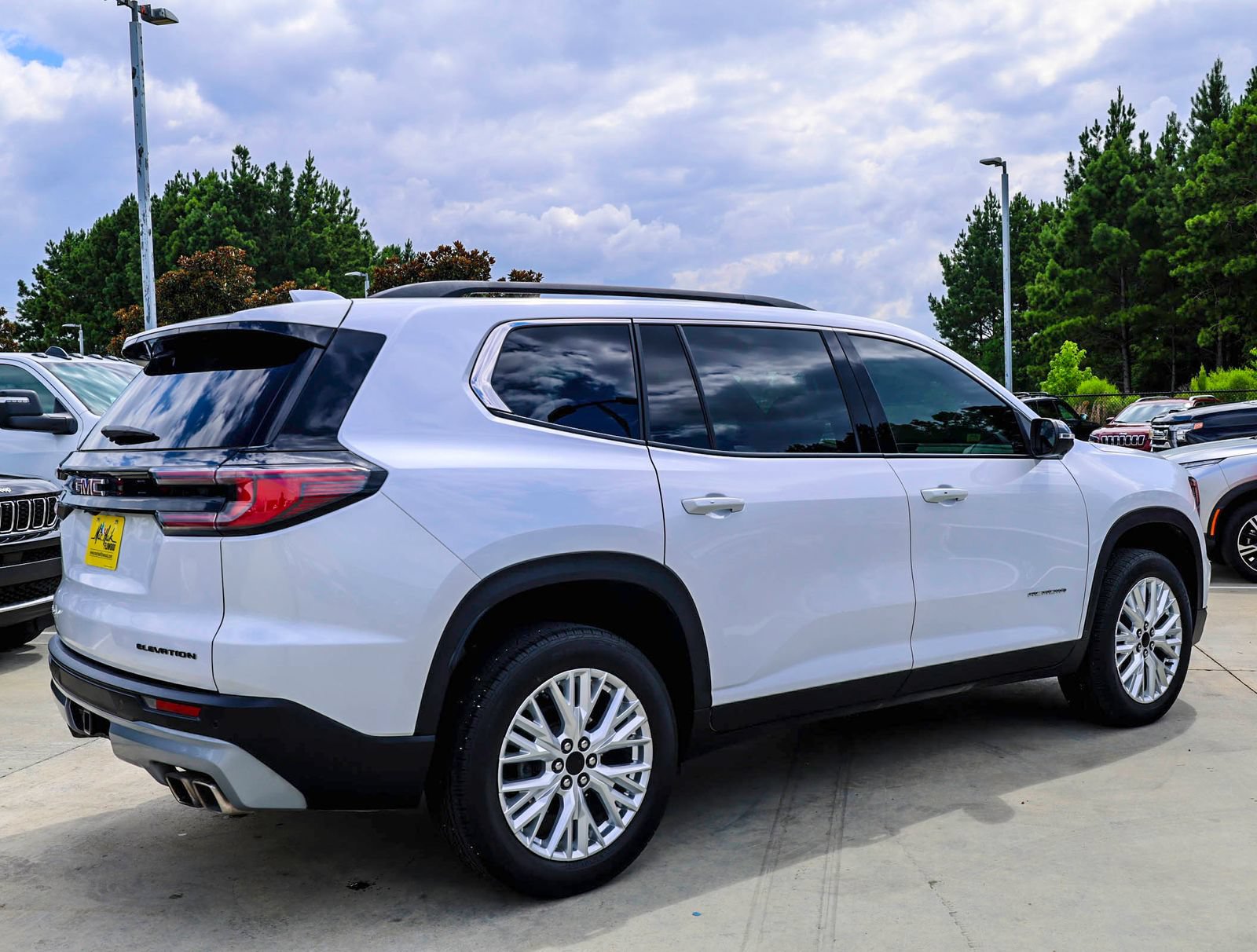 Used 2024 GMC Acadia Elevation w/ Luxury Package FWD image 10