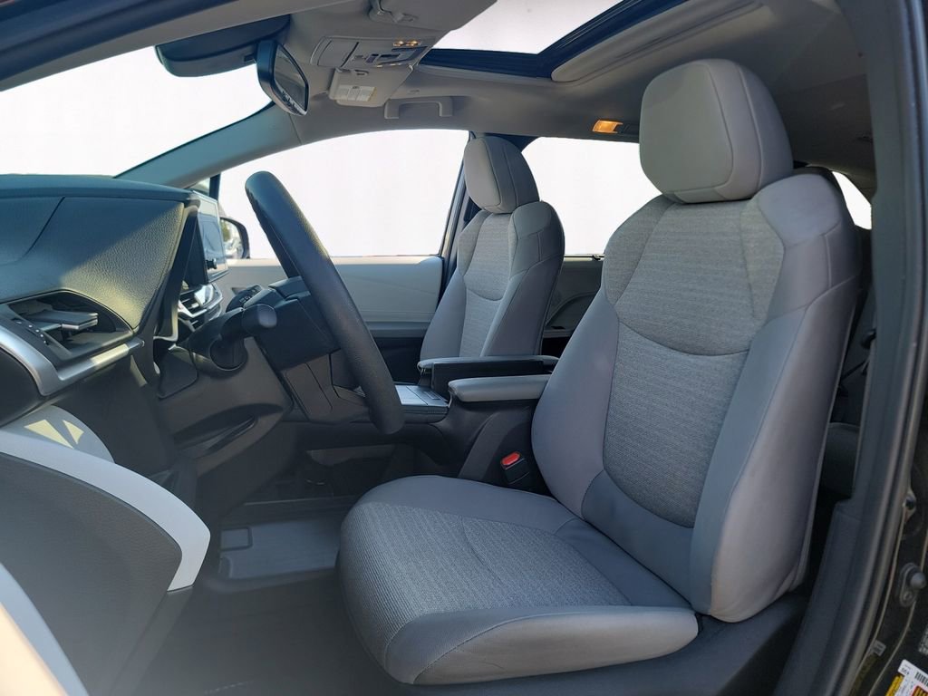 Used 2025 Toyota Sienna LE w/ LE Plus Package FWD image 9