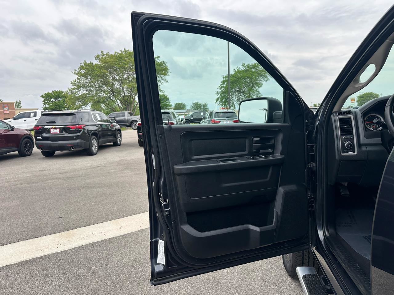 Used 2017 RAM 1500 ST w/ SXT Appearance Group AWD/4WD image 11