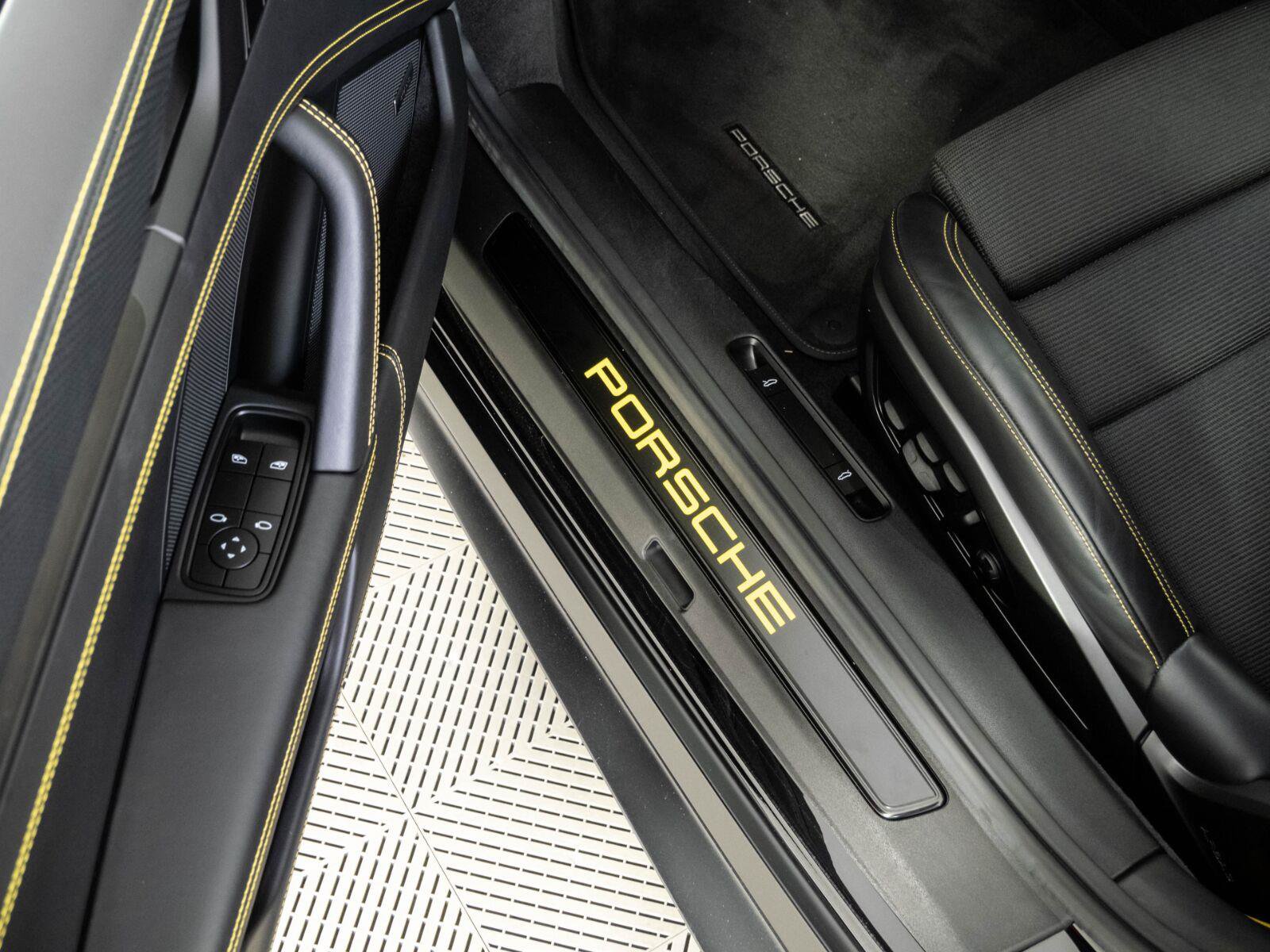 Used 2024 Porsche 911 GT3 RWD image 8