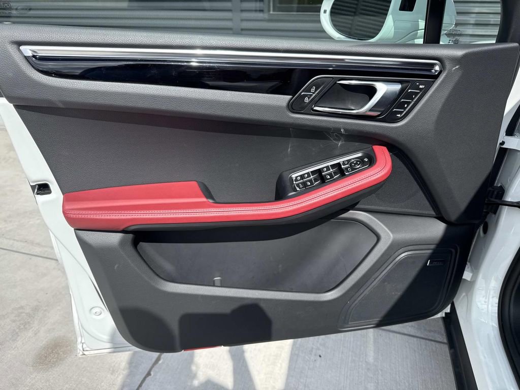 Certified 2025 Porsche Macan image 21