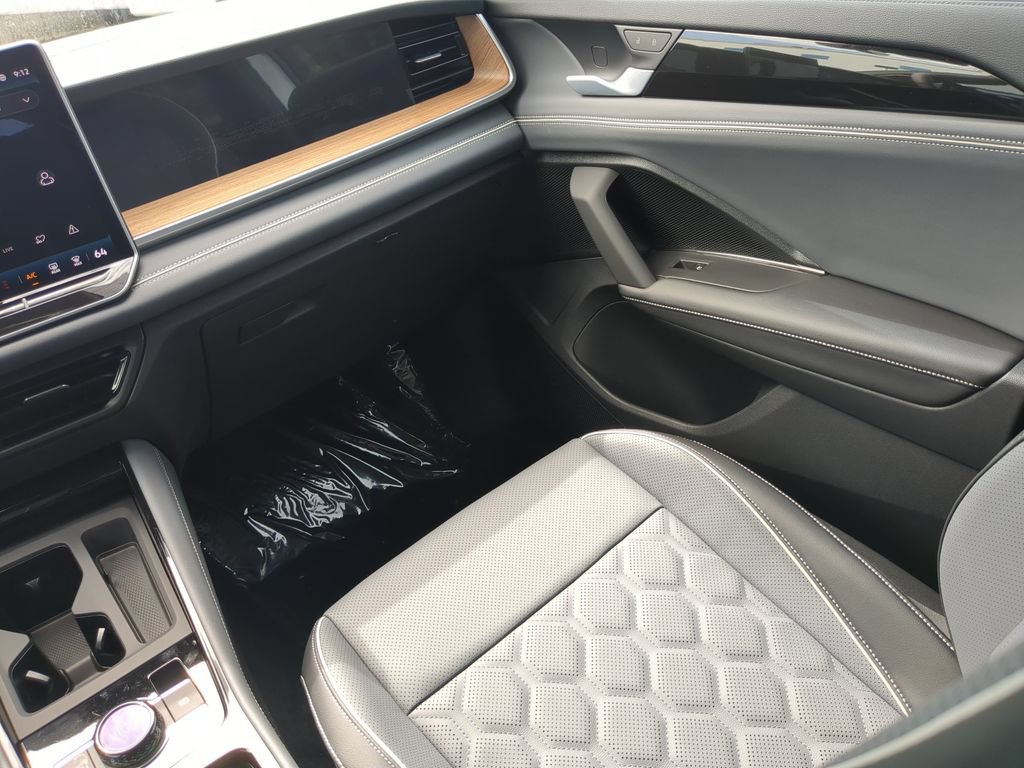New 2026 Volkswagen Tiguan SEL R-Line AWD/4WD image 15