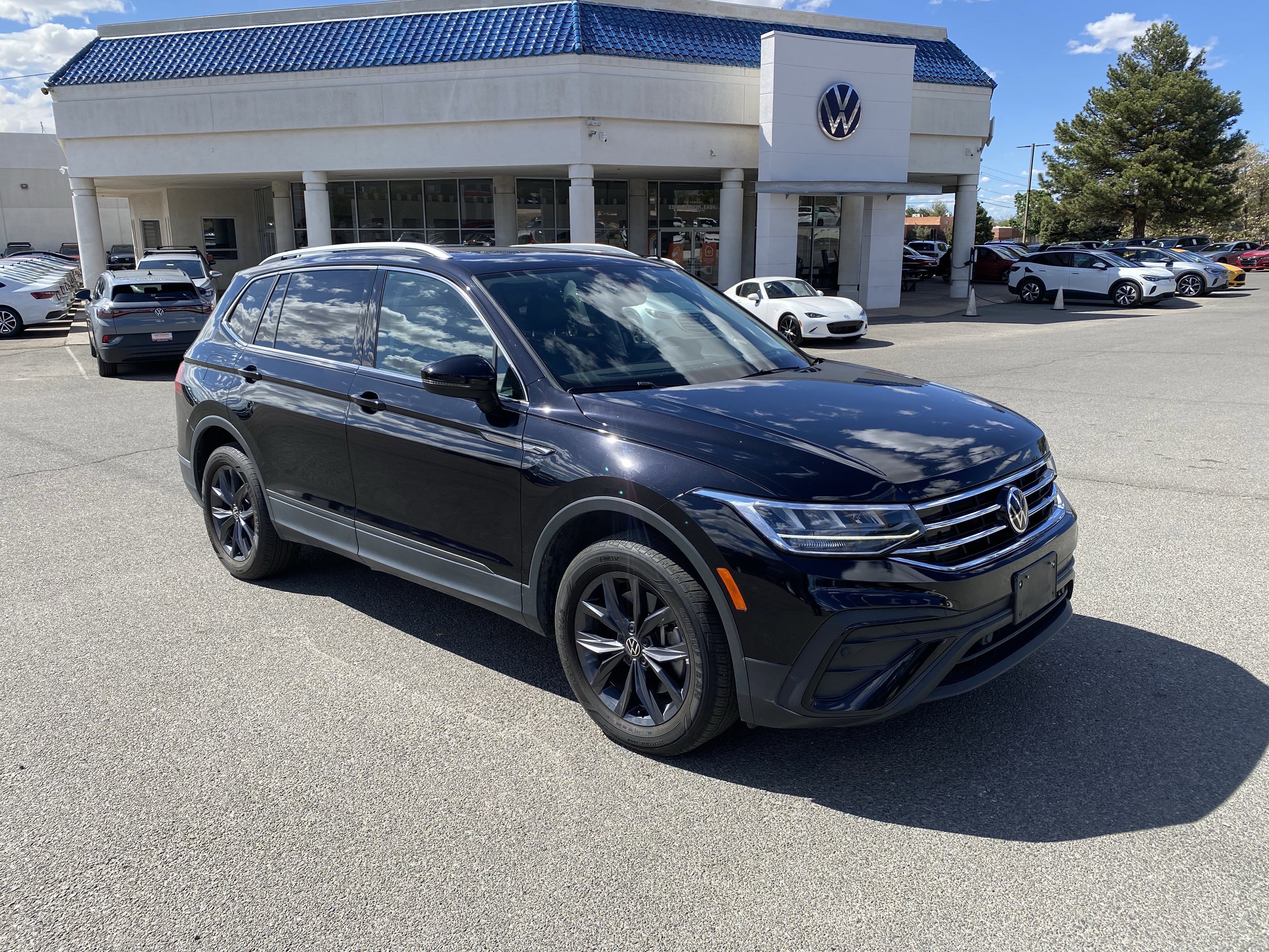 Used 2022 Volkswagen Tiguan SE w/ Panoramic Sunroof Package FWD image 2
