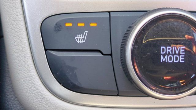 Used 2025 Hyundai Venue Limited image 19