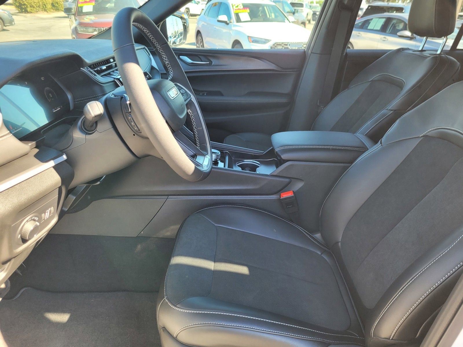 New 2025 Jeep Grand Cherokee Altitude image 11