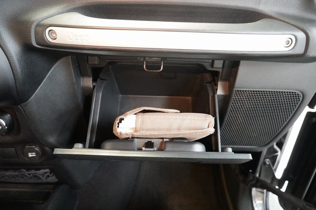 Used 2016 Jeep Wrangler Unlimited Sahara w/ Connectivity Group image 35