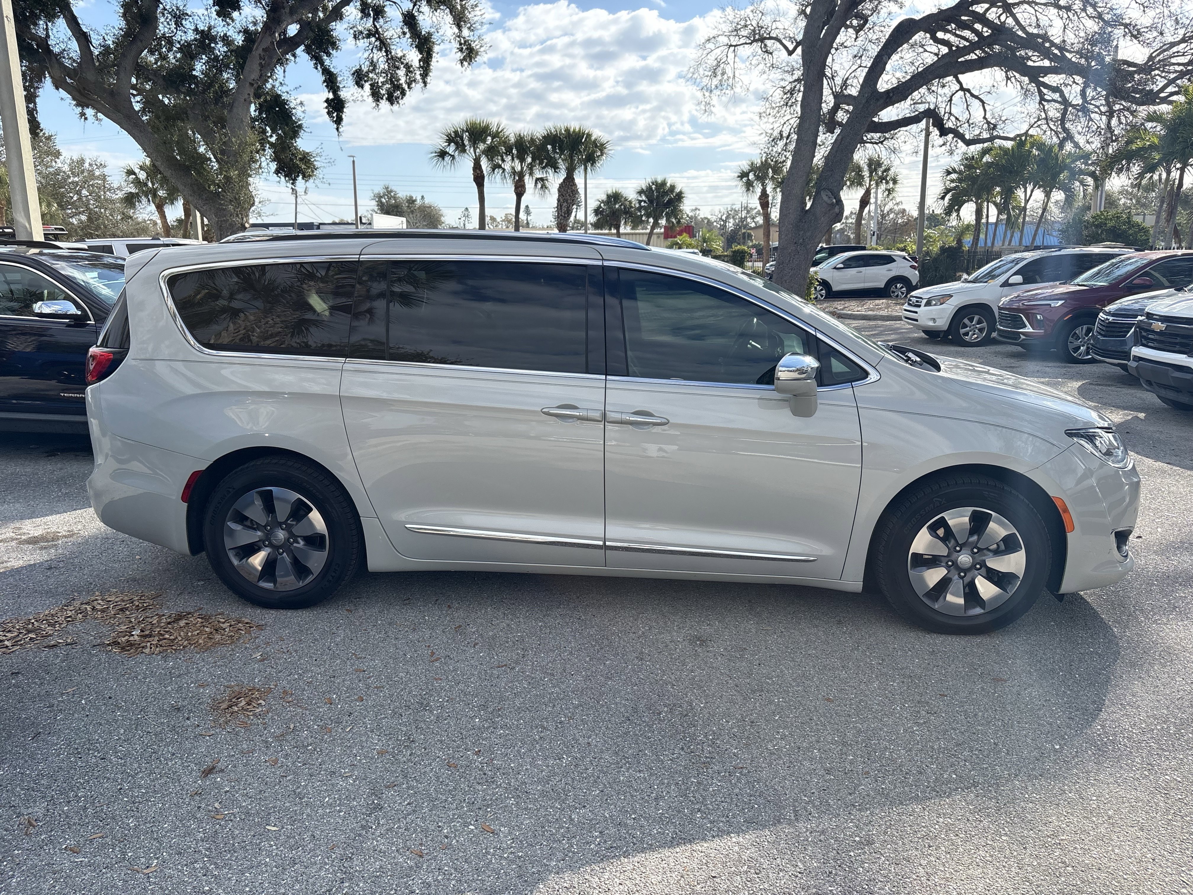 Used 2020 Chrysler Pacifica Limited image 8