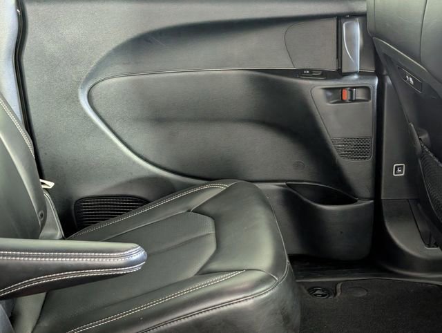 Used 2025 Chrysler Pacifica Select image 31