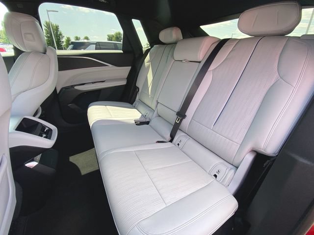 Used 2024 Cadillac Lyriq Luxury RWD image 24