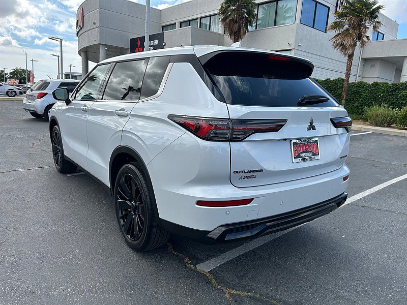 New 2026 Mitsubishi Outlander LE FWD image 3