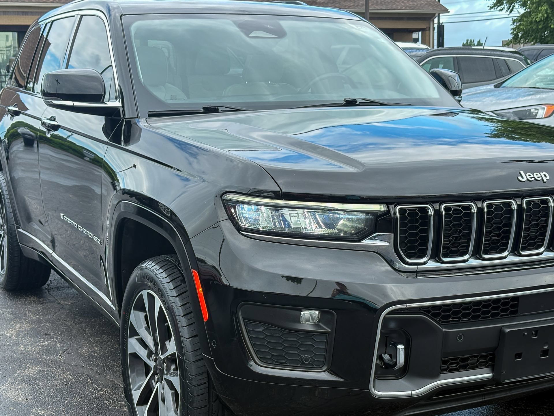 Used 2022 Jeep Grand Cherokee Overland w/ Luxury Tech Group IV AWD/4WD image 3