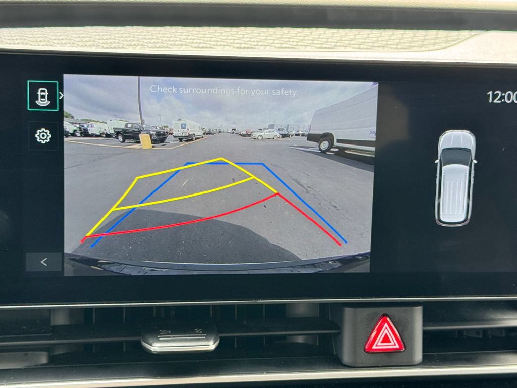 Used 2025 Kia Carnival FWD image 31