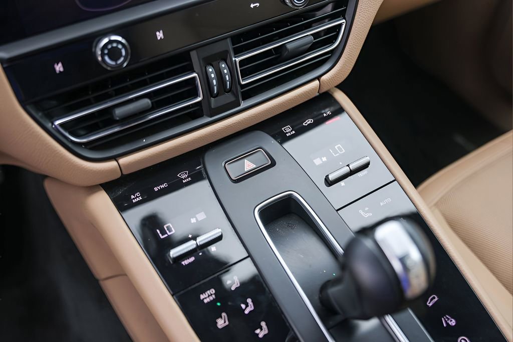 Used 2022 Porsche Macan image 19