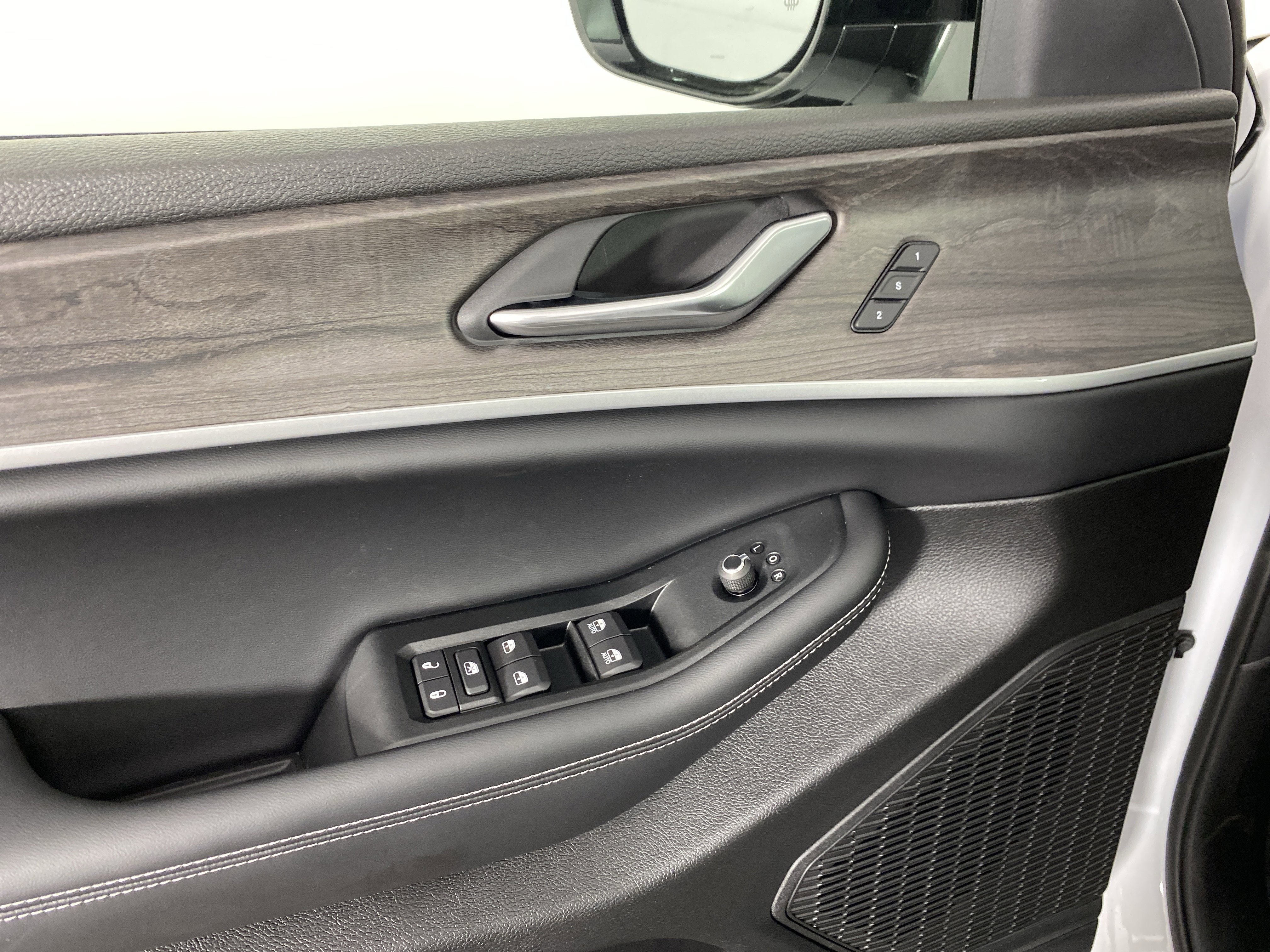 New 2025 Jeep Grand Cherokee L Limited w/ Black Appearance Package image 15