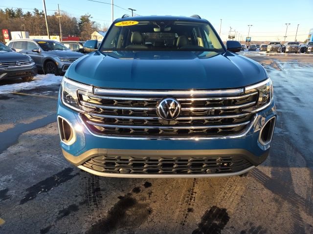 Used 2025 Volkswagen Atlas SE image 2