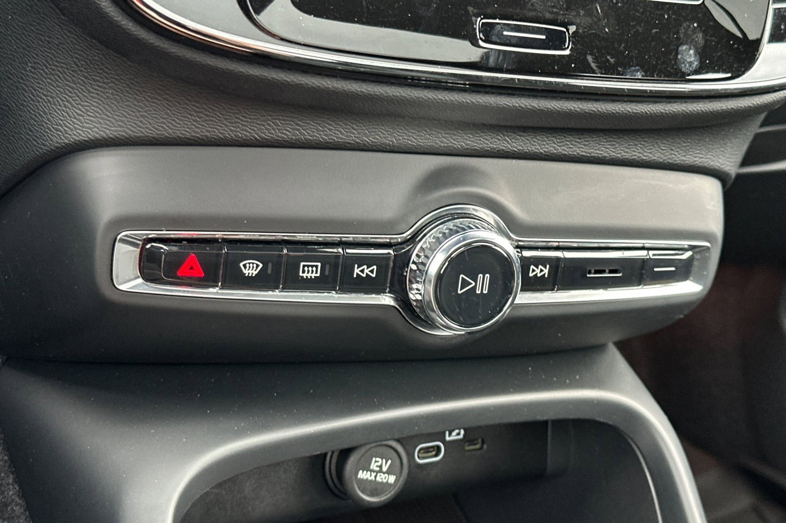 Used 2023 Volvo XC40 Recharge Ultimate image 24