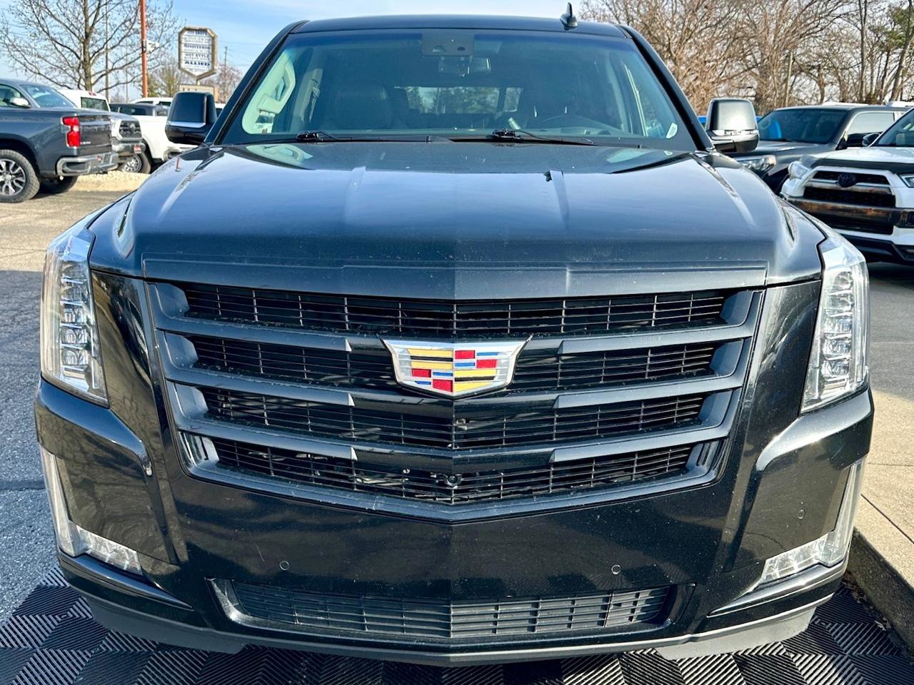 Used 2019 Cadillac Escalade Luxury w/ Escalade Sport Edition AWD/4WD image 4